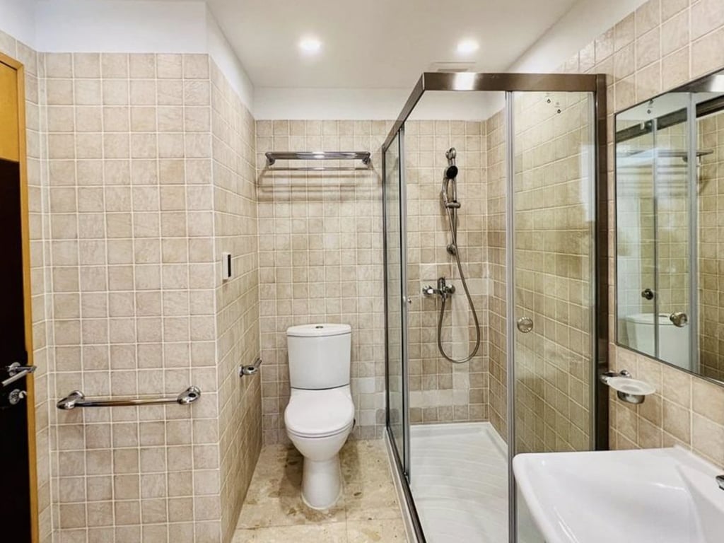 https://img.propertyraptor.com/cdn-cgi/imagedelivery/KD5bF_AFL0JDTbKLWF7z9g/ap8/ap8_001/hornet/prp/img/c6e2af1f4852695d4383eea10b9e213c.jpg/public