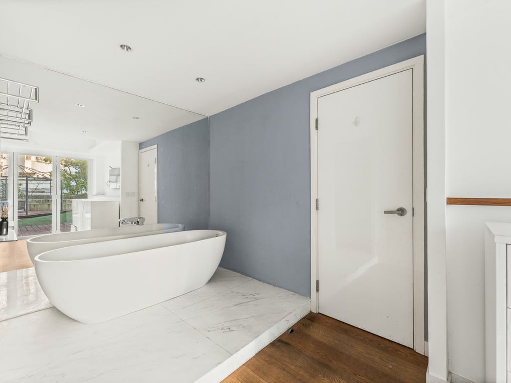 https://img.propertyraptor.com/cdn-cgi/imagedelivery/KD5bF_AFL0JDTbKLWF7z9g/ap8/ap8_001/hornet/prp/img/c6eddc5f40f31bee01705c213d974d24.jpg/public