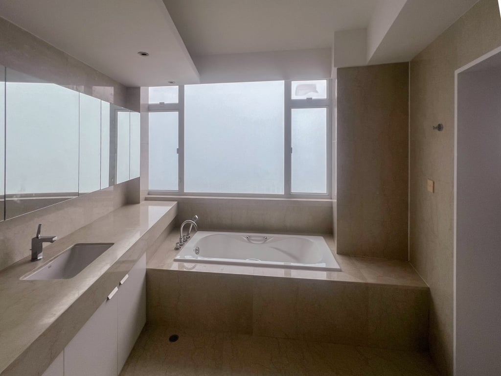 https://img.propertyraptor.com/cdn-cgi/imagedelivery/KD5bF_AFL0JDTbKLWF7z9g/ap8/ap8_001/hornet/prp/img/c7284e4726642ab79da7a2e5c3d47910.jpg/public