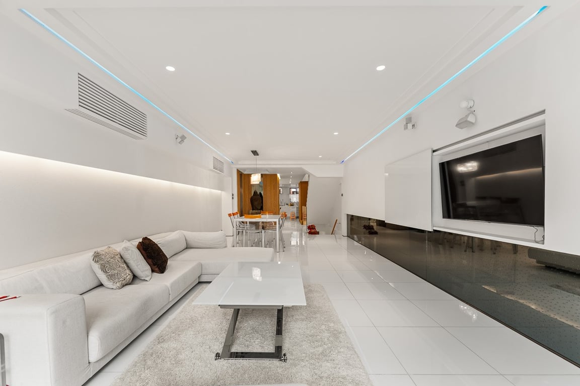 https://img.propertyraptor.com/cdn-cgi/imagedelivery/KD5bF_AFL0JDTbKLWF7z9g/ap8/ap8_001/hornet/prp/img/c75f5e117189f8bfa608d1ca41191547-wtm.jpg/public