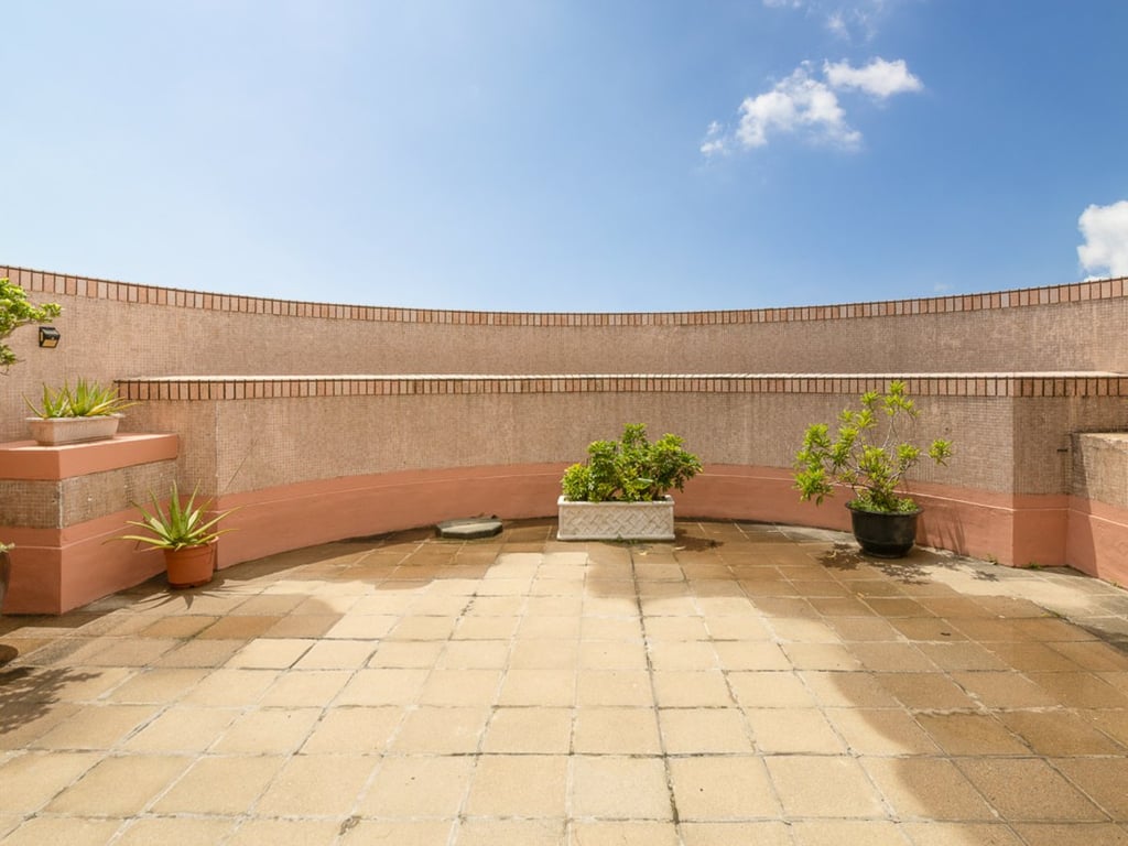 https://img.propertyraptor.com/cdn-cgi/imagedelivery/KD5bF_AFL0JDTbKLWF7z9g/ap8/ap8_001/hornet/prp/img/c793a2b43dac4efb07ed19e37cd71833-wtm.jpg/public