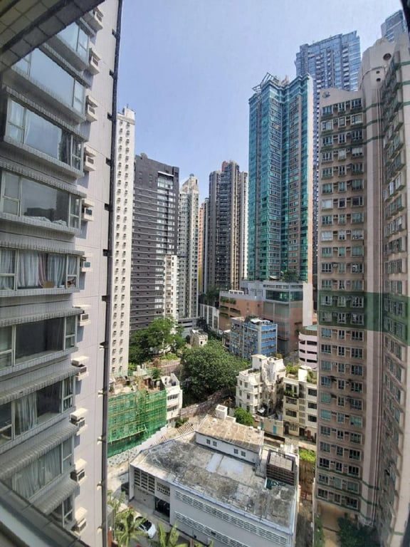 https://img.propertyraptor.com/cdn-cgi/imagedelivery/KD5bF_AFL0JDTbKLWF7z9g/ap8/ap8_001/hornet/prp/img/c7dc0fc3e5f861b3be5829557ddee514.jpg/public
