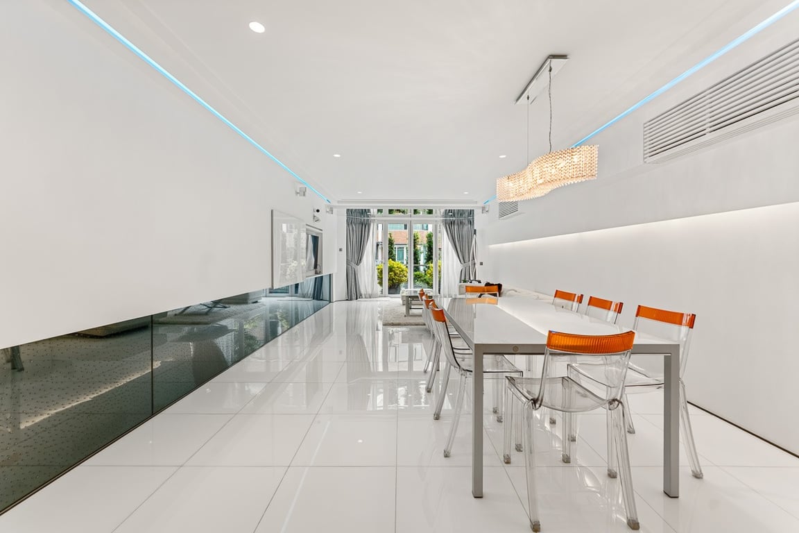 https://img.propertyraptor.com/cdn-cgi/imagedelivery/KD5bF_AFL0JDTbKLWF7z9g/ap8/ap8_001/hornet/prp/img/c8277d204c8c5f1888263c3e356ca95b-wtm.jpg/public