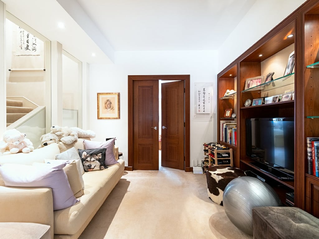 https://img.propertyraptor.com/cdn-cgi/imagedelivery/KD5bF_AFL0JDTbKLWF7z9g/ap8/ap8_001/hornet/prp/img/c84bbd7aefde970089a06c531fdabbc4.jpg/public