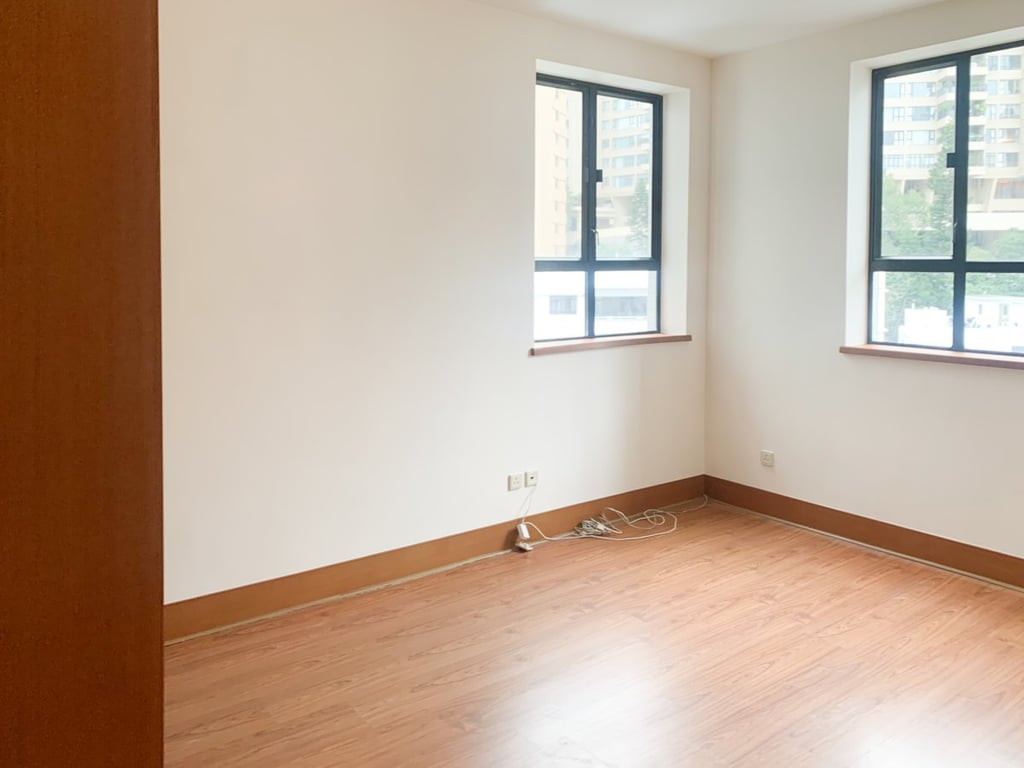https://img.propertyraptor.com/cdn-cgi/imagedelivery/KD5bF_AFL0JDTbKLWF7z9g/ap8/ap8_001/hornet/prp/img/c859057c134b009d2948d856c24530ea.jpg/public
