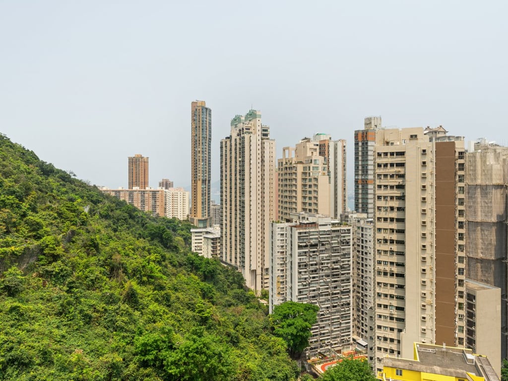 https://img.propertyraptor.com/cdn-cgi/imagedelivery/KD5bF_AFL0JDTbKLWF7z9g/ap8/ap8_001/hornet/prp/img/c867d57eeafb99f158537b7b7eca692f.jpg/public