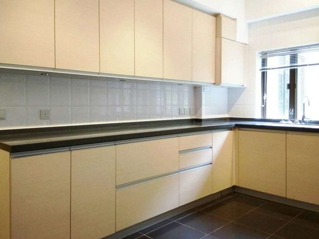 https://img.propertyraptor.com/cdn-cgi/imagedelivery/KD5bF_AFL0JDTbKLWF7z9g/ap8/ap8_001/hornet/prp/img/c880d9c778f56eb851e262521c1fa836.jpg/public
