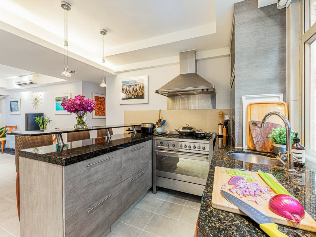 https://img.propertyraptor.com/cdn-cgi/imagedelivery/KD5bF_AFL0JDTbKLWF7z9g/ap8/ap8_001/hornet/prp/img/c887315ec42cb556fe373283f4c65101.jpg/public