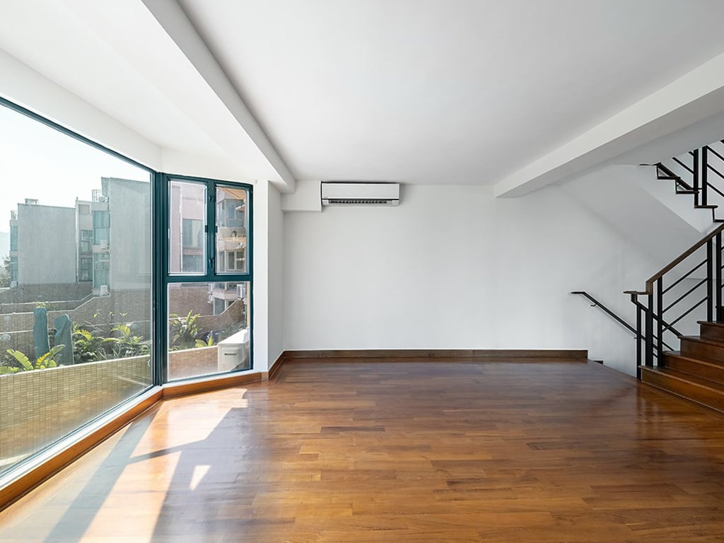 https://img.propertyraptor.com/cdn-cgi/imagedelivery/KD5bF_AFL0JDTbKLWF7z9g/ap8/ap8_001/hornet/prp/img/c8a1b8b328363199c56c4df859489e48.jpg/public