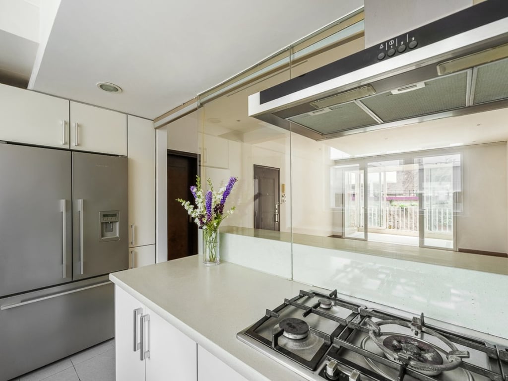 https://img.propertyraptor.com/cdn-cgi/imagedelivery/KD5bF_AFL0JDTbKLWF7z9g/ap8/ap8_001/hornet/prp/img/c8ac9c9756a7db5f5f47d61b3a94a62a.jpg/public