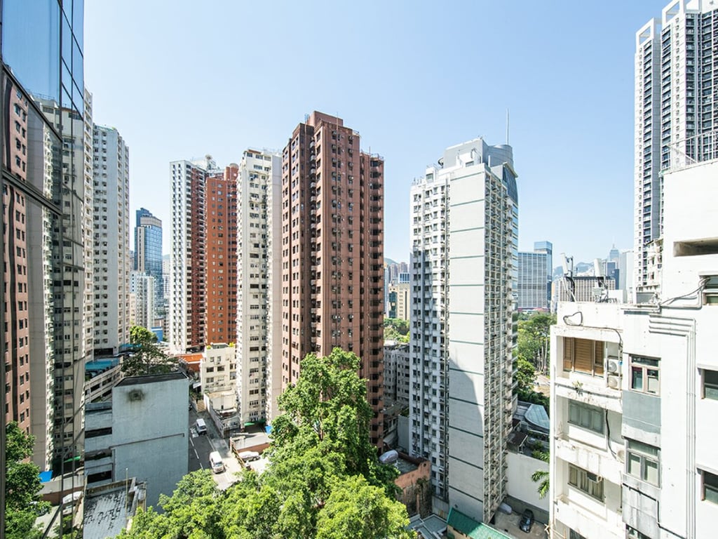 https://img.propertyraptor.com/cdn-cgi/imagedelivery/KD5bF_AFL0JDTbKLWF7z9g/ap8/ap8_001/hornet/prp/img/c8ec2738219a0b31e35ed72bc8076108.jpg/public