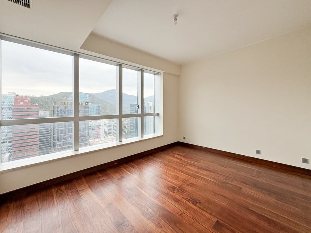 https://img.propertyraptor.com/cdn-cgi/imagedelivery/KD5bF_AFL0JDTbKLWF7z9g/ap8/ap8_001/hornet/prp/img/c93dd225291f97d462e0b1672da2039f.jpg/public