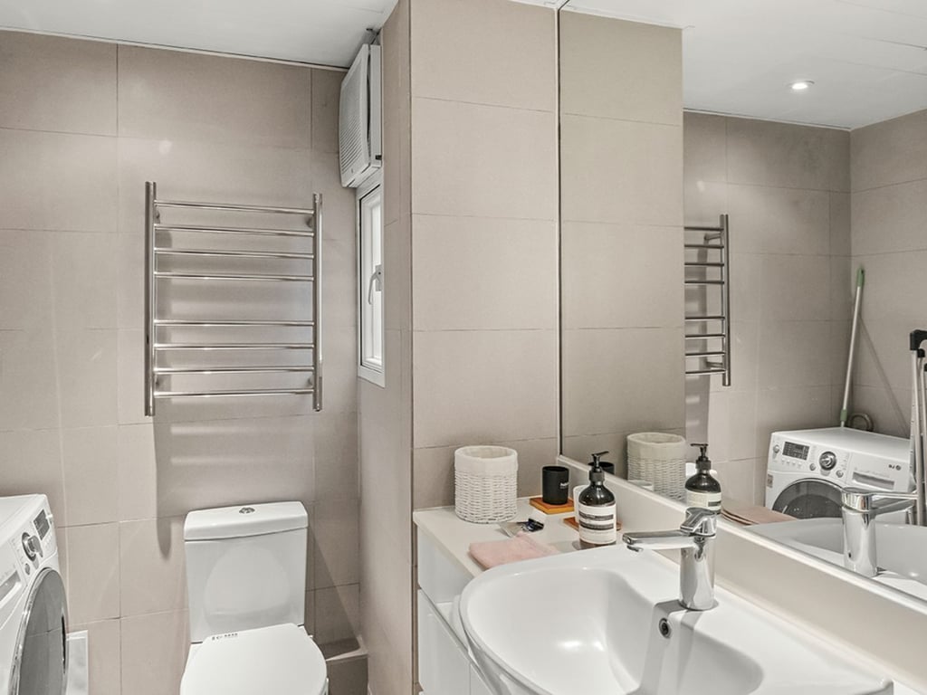 https://img.propertyraptor.com/cdn-cgi/imagedelivery/KD5bF_AFL0JDTbKLWF7z9g/ap8/ap8_001/hornet/prp/img/c9bd5fa9469231833757ab32d67b96f9.jpg/public