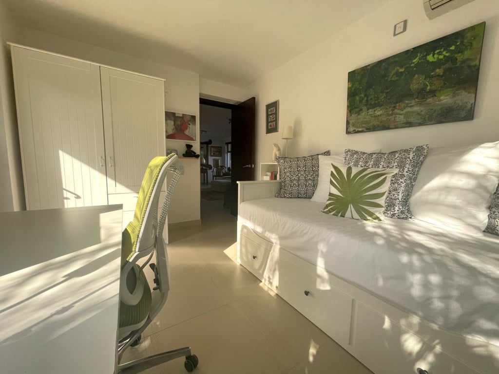 https://img.propertyraptor.com/cdn-cgi/imagedelivery/KD5bF_AFL0JDTbKLWF7z9g/ap8/ap8_001/hornet/prp/img/ca104efeed40eebedb5eaaac42a4cdf3.jpg/public