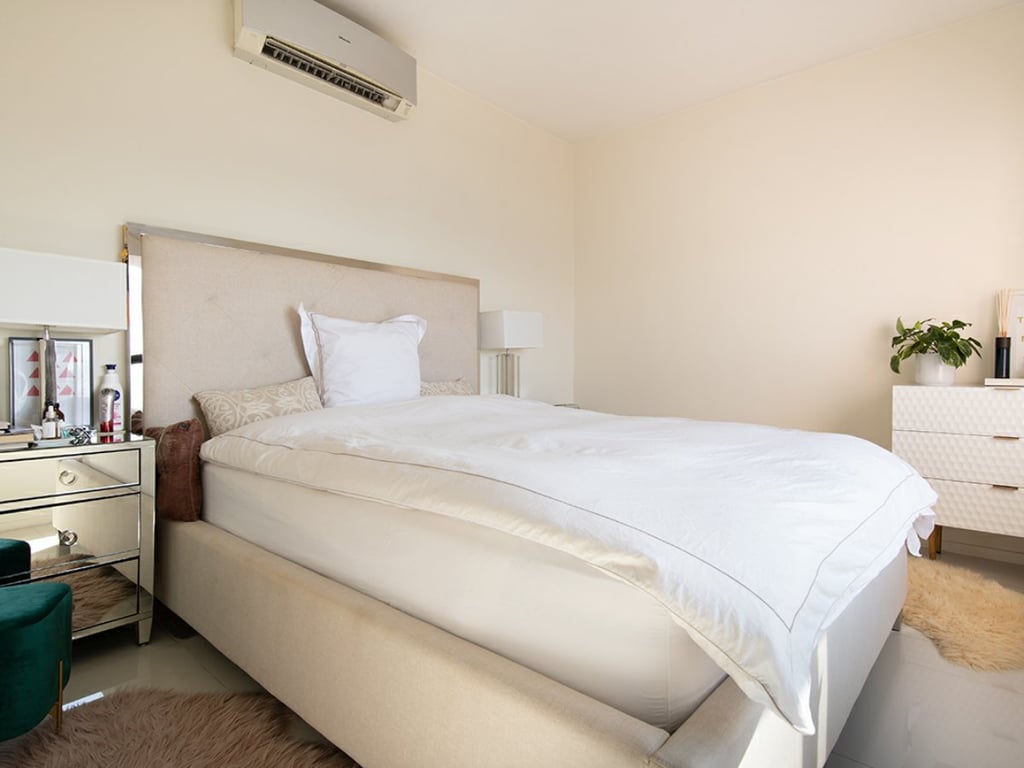 https://img.propertyraptor.com/cdn-cgi/imagedelivery/KD5bF_AFL0JDTbKLWF7z9g/ap8/ap8_001/hornet/prp/img/cad309387007b49db664f74a2018e6e5.jpg/public