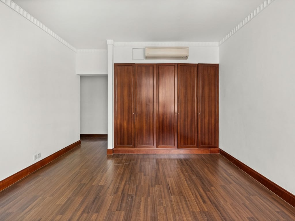 https://img.propertyraptor.com/cdn-cgi/imagedelivery/KD5bF_AFL0JDTbKLWF7z9g/ap8/ap8_001/hornet/prp/img/cadfab59f13ab74a5e58ced3ff4df9c8.jpg/public
