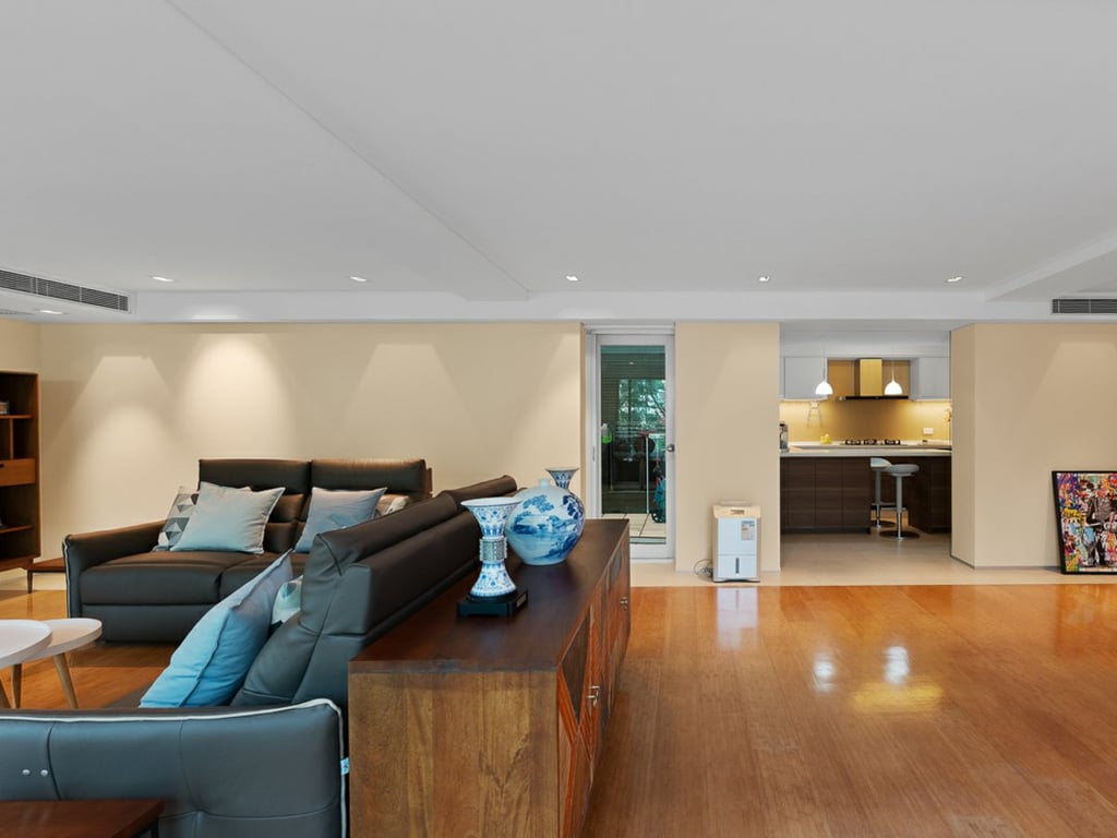 https://img.propertyraptor.com/cdn-cgi/imagedelivery/KD5bF_AFL0JDTbKLWF7z9g/ap8/ap8_001/hornet/prp/img/cb600c2c3ff792fb4ec66a955ffb0701-wtm.jpg/public