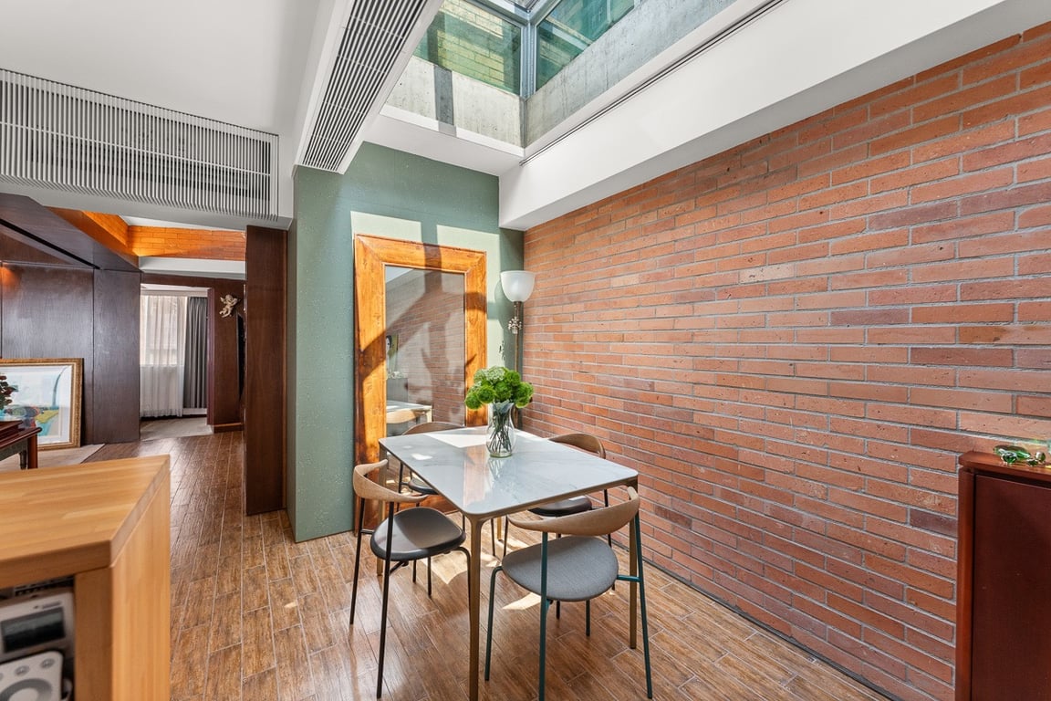 https://img.propertyraptor.com/cdn-cgi/imagedelivery/KD5bF_AFL0JDTbKLWF7z9g/ap8/ap8_001/hornet/prp/img/cb88bf60913338b681fcac2de14b1e9f-wtm.jpg/public