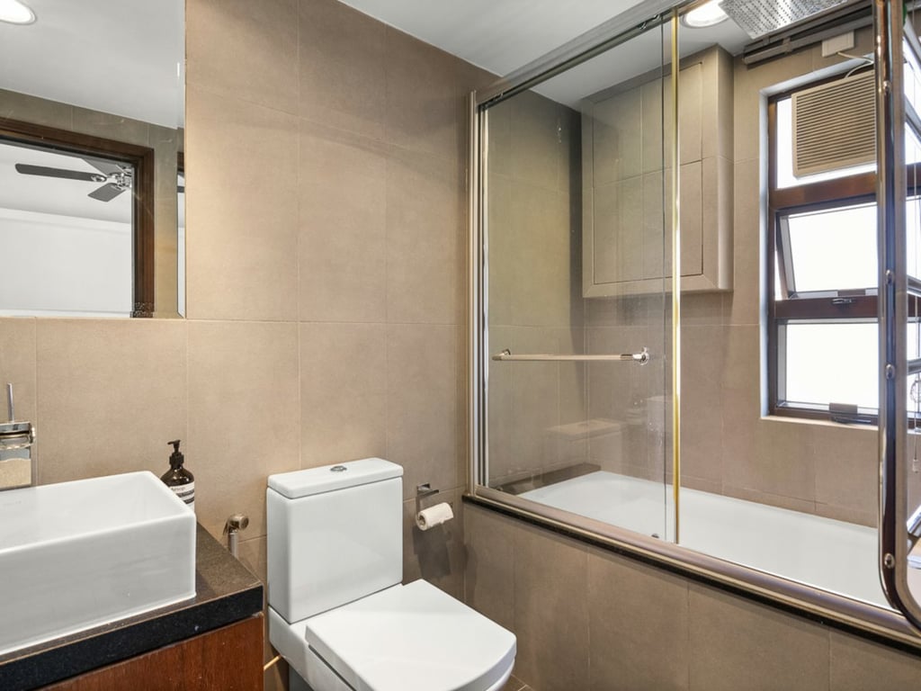 https://img.propertyraptor.com/cdn-cgi/imagedelivery/KD5bF_AFL0JDTbKLWF7z9g/ap8/ap8_001/hornet/prp/img/cbb46628d2b33dd8683e386741ad0a17.jpg/public