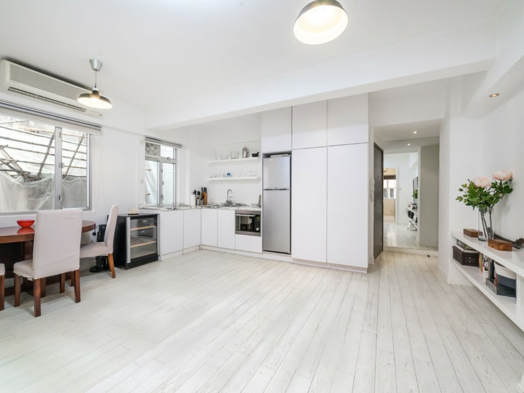 https://img.propertyraptor.com/cdn-cgi/imagedelivery/KD5bF_AFL0JDTbKLWF7z9g/ap8/ap8_001/hornet/prp/img/cbd4de5b4fc7f79f4af651d64dc29b25.jpg/public
