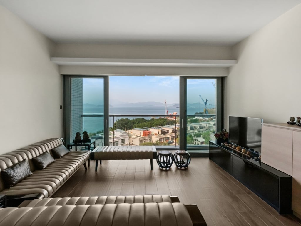 https://img.propertyraptor.com/cdn-cgi/imagedelivery/KD5bF_AFL0JDTbKLWF7z9g/ap8/ap8_001/hornet/prp/img/cbe72f8969a1d23f34ea5711ff5f129f.jpg/public
