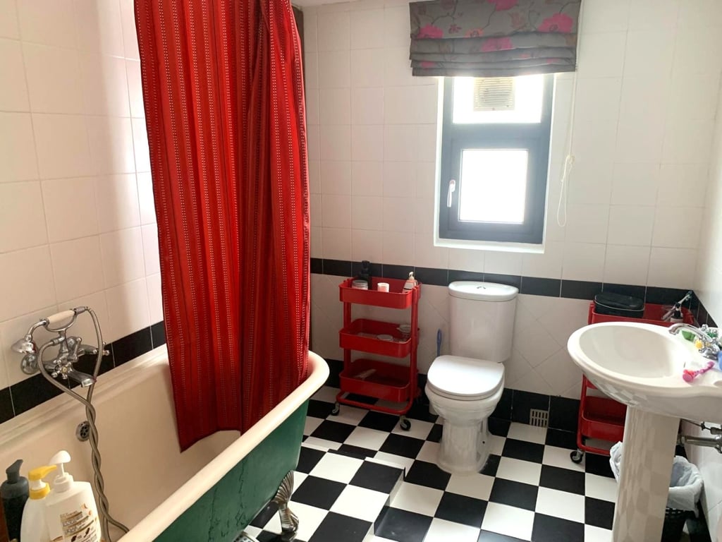 https://img.propertyraptor.com/cdn-cgi/imagedelivery/KD5bF_AFL0JDTbKLWF7z9g/ap8/ap8_001/hornet/prp/img/cd47b78e64de5289f2a21afc80df5fa4-wtm.jpg/public