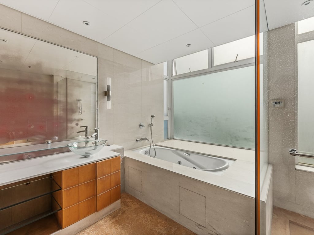 https://img.propertyraptor.com/cdn-cgi/imagedelivery/KD5bF_AFL0JDTbKLWF7z9g/ap8/ap8_001/hornet/prp/img/cd7fb5e754d84af86bc651b333a327e2.jpg/public