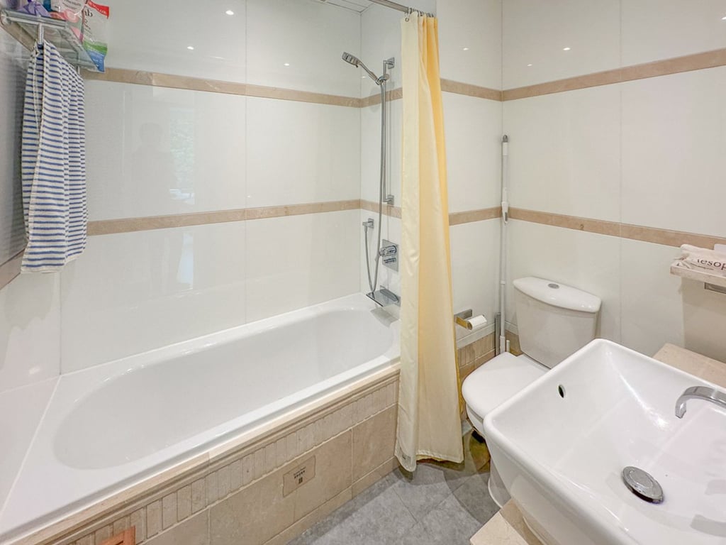 https://img.propertyraptor.com/cdn-cgi/imagedelivery/KD5bF_AFL0JDTbKLWF7z9g/ap8/ap8_001/hornet/prp/img/cdc947ec92b364816ca860eaf8f3d923.jpg/public