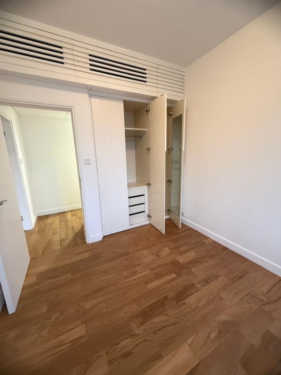 https://img.propertyraptor.com/cdn-cgi/imagedelivery/KD5bF_AFL0JDTbKLWF7z9g/ap8/ap8_001/hornet/prp/img/cdf845bef9117cd479958035afcf1151-wtm.jpg/public