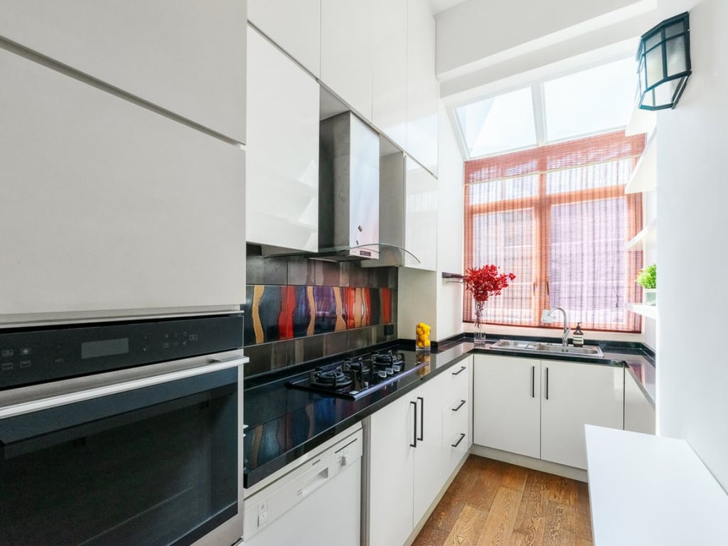 https://img.propertyraptor.com/cdn-cgi/imagedelivery/KD5bF_AFL0JDTbKLWF7z9g/ap8/ap8_001/hornet/prp/img/ce41e5eb9c6cb89b6a5b7d067b597fb7.jpg/public