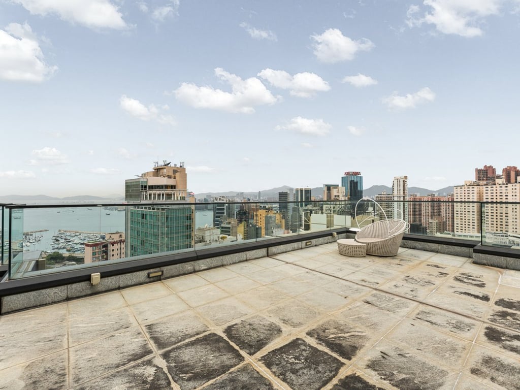 https://img.propertyraptor.com/cdn-cgi/imagedelivery/KD5bF_AFL0JDTbKLWF7z9g/ap8/ap8_001/hornet/prp/img/cf1b49d31cc271f4924afb4f5260dc0a.jpg/public