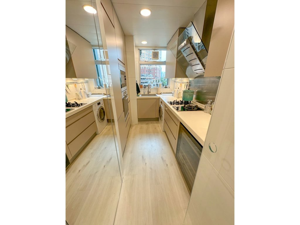 https://img.propertyraptor.com/cdn-cgi/imagedelivery/KD5bF_AFL0JDTbKLWF7z9g/ap8/ap8_001/hornet/prp/img/cf480d004e7177cd287162f90fdaf556.jpg/public