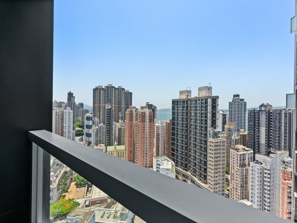 https://img.propertyraptor.com/cdn-cgi/imagedelivery/KD5bF_AFL0JDTbKLWF7z9g/ap8/ap8_001/hornet/prp/img/cfb3464e5464fbfd0bfc9ce1f8dc202f.jpg/public