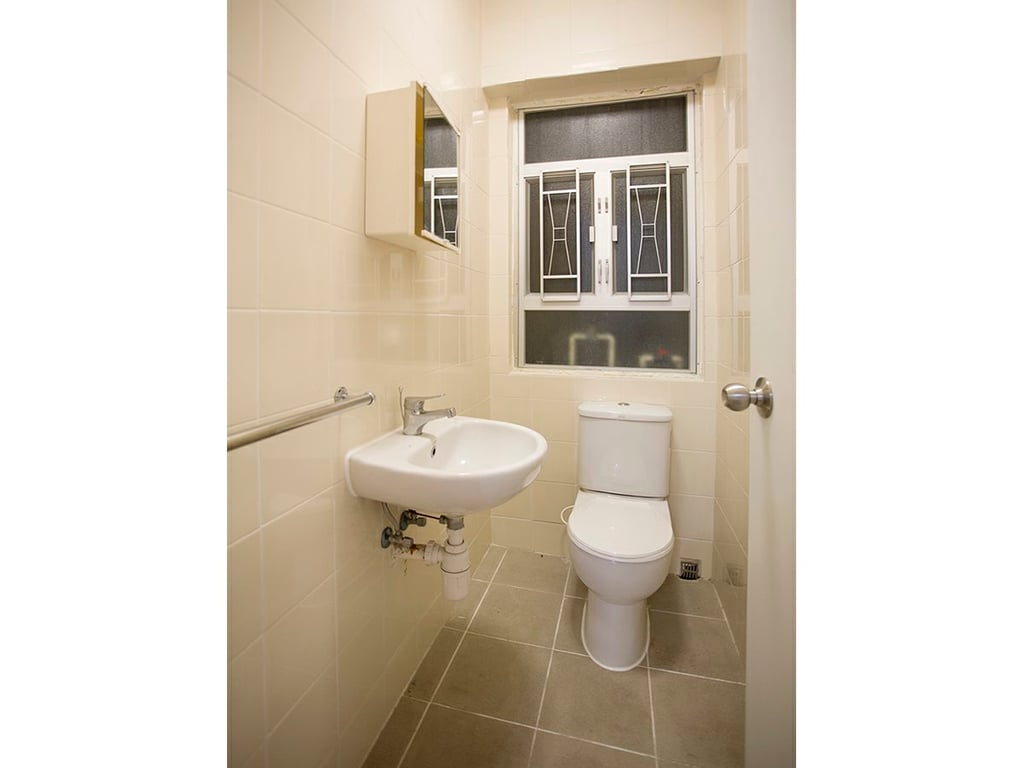 https://img.propertyraptor.com/cdn-cgi/imagedelivery/KD5bF_AFL0JDTbKLWF7z9g/ap8/ap8_001/hornet/prp/img/cfbb5e51bcdea1113191599524f25a34.jpg/public