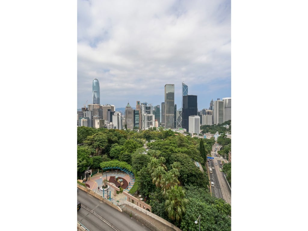 https://img.propertyraptor.com/cdn-cgi/imagedelivery/KD5bF_AFL0JDTbKLWF7z9g/ap8/ap8_001/hornet/prp/img/cff1e425e5cf8b3c2e138f984558eee3.jpg/public