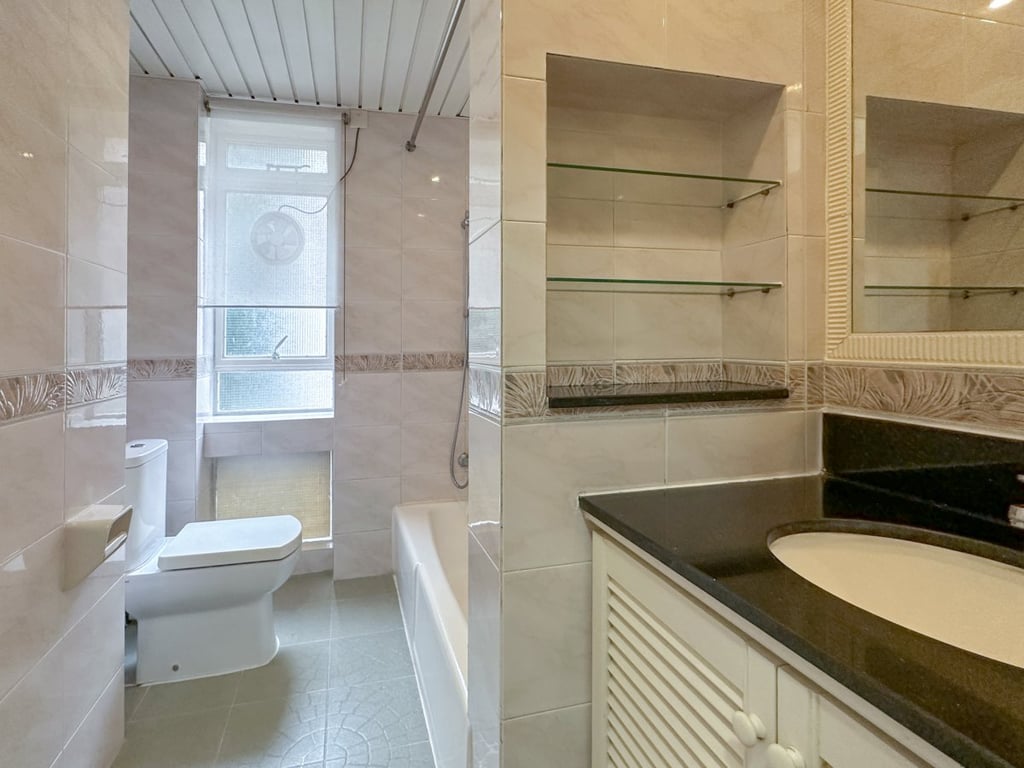 https://img.propertyraptor.com/cdn-cgi/imagedelivery/KD5bF_AFL0JDTbKLWF7z9g/ap8/ap8_001/hornet/prp/img/d07bd1544bfc1f5f892349a01353416d.jpg/public