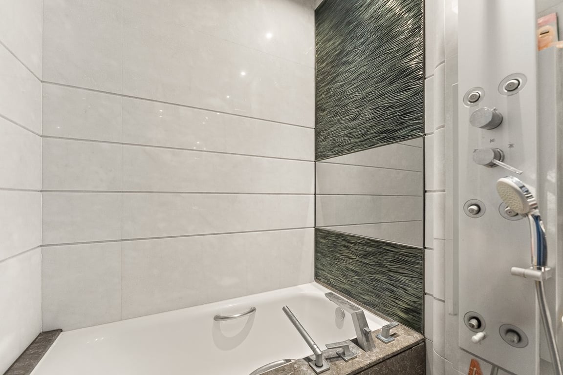 https://img.propertyraptor.com/cdn-cgi/imagedelivery/KD5bF_AFL0JDTbKLWF7z9g/ap8/ap8_001/hornet/prp/img/d0b94bd53f58cd6e941ac93cb19988e9-wtm.jpg/public