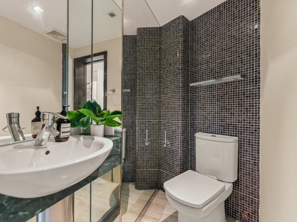 https://img.propertyraptor.com/cdn-cgi/imagedelivery/KD5bF_AFL0JDTbKLWF7z9g/ap8/ap8_001/hornet/prp/img/d0eda62b50286afa0c1303c97a33648f.jpg/public