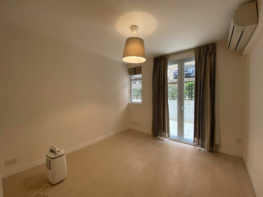 https://img.propertyraptor.com/cdn-cgi/imagedelivery/KD5bF_AFL0JDTbKLWF7z9g/ap8/ap8_001/hornet/prp/img/d11d0ff89246e3bc52061ccba1e13f56.jpg/public