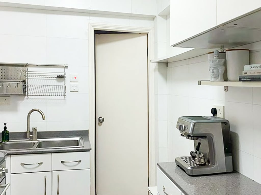 https://img.propertyraptor.com/cdn-cgi/imagedelivery/KD5bF_AFL0JDTbKLWF7z9g/ap8/ap8_001/hornet/prp/img/d11ed183ad7280e54021b856b88a7bca.jpg/public