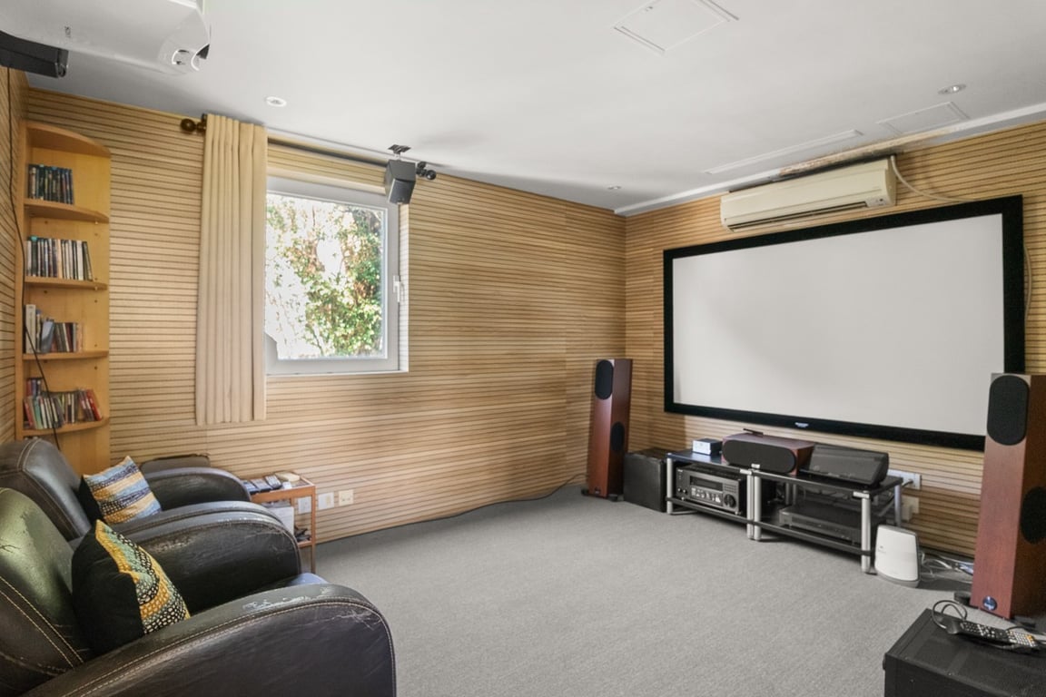 https://img.propertyraptor.com/cdn-cgi/imagedelivery/KD5bF_AFL0JDTbKLWF7z9g/ap8/ap8_001/hornet/prp/img/d18d52763d7816f65c8065b3d8ea41f9-wtm.jpg/public