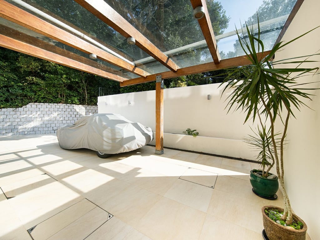 https://img.propertyraptor.com/cdn-cgi/imagedelivery/KD5bF_AFL0JDTbKLWF7z9g/ap8/ap8_001/hornet/prp/img/d1acae869a469fc6cd9a4f5057f57cb7.jpg/public