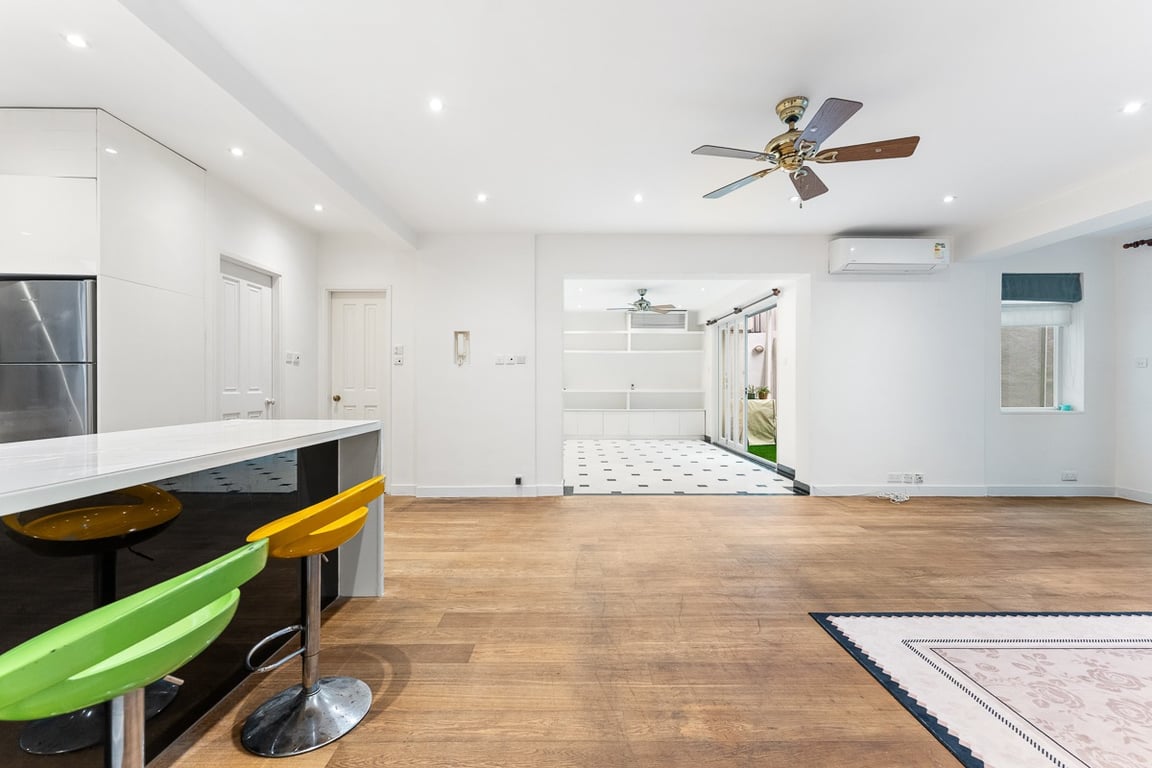 https://img.propertyraptor.com/cdn-cgi/imagedelivery/KD5bF_AFL0JDTbKLWF7z9g/ap8/ap8_001/hornet/prp/img/d1f65489214c6691a70225835e98b35a-wtm.jpg/public