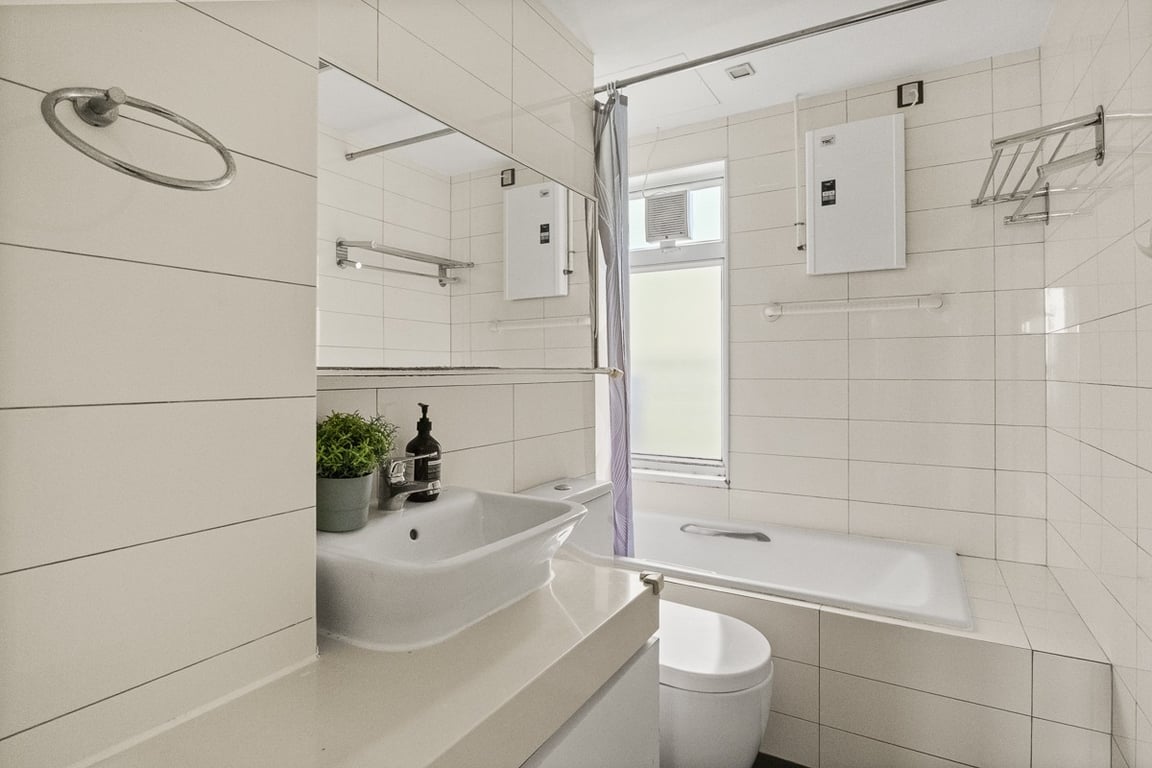 https://img.propertyraptor.com/cdn-cgi/imagedelivery/KD5bF_AFL0JDTbKLWF7z9g/ap8/ap8_001/hornet/prp/img/d24c81e1c0845e96cfd48d19185cbd10-wtm.jpg/public