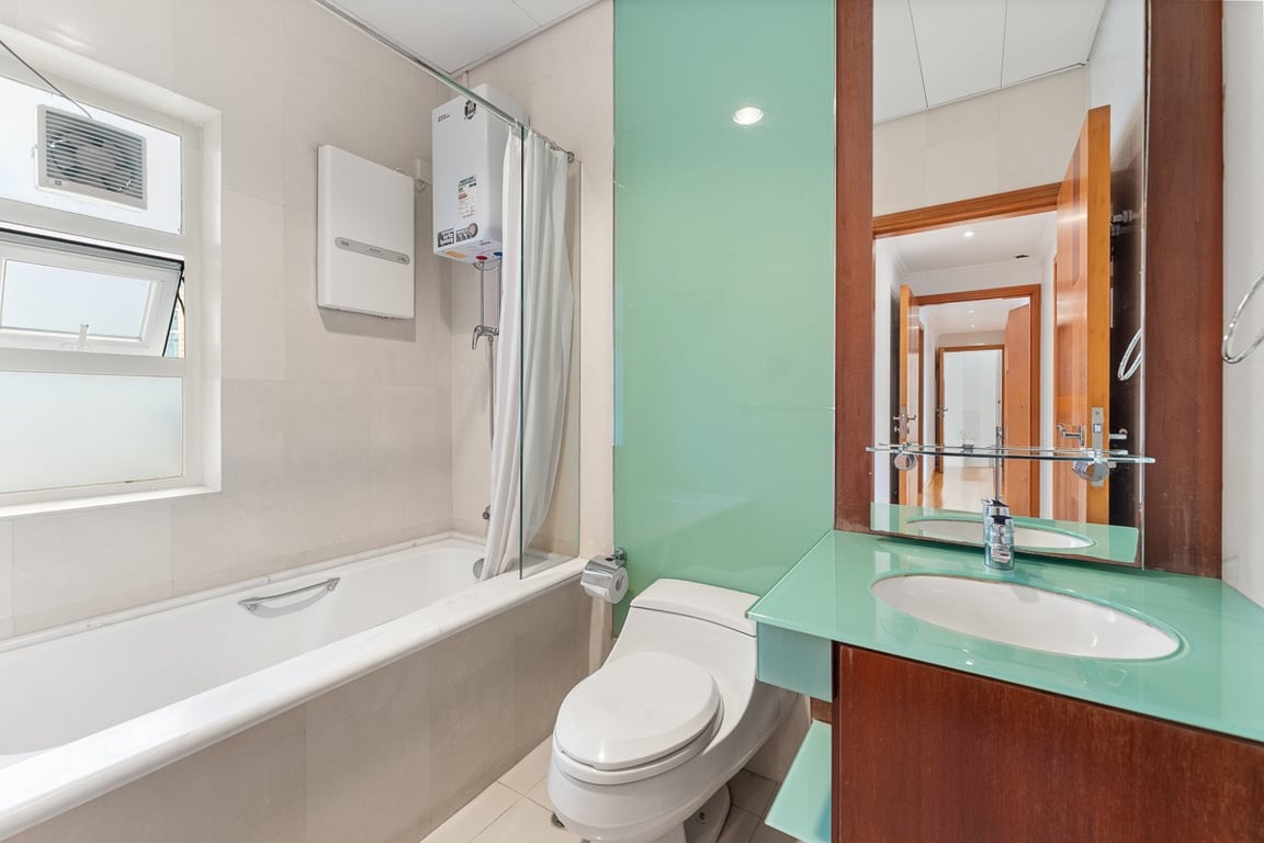 https://img.propertyraptor.com/cdn-cgi/imagedelivery/KD5bF_AFL0JDTbKLWF7z9g/ap8/ap8_001/hornet/prp/img/d2579e87999778f7d39371660a8a0058-wtm.jpg/public