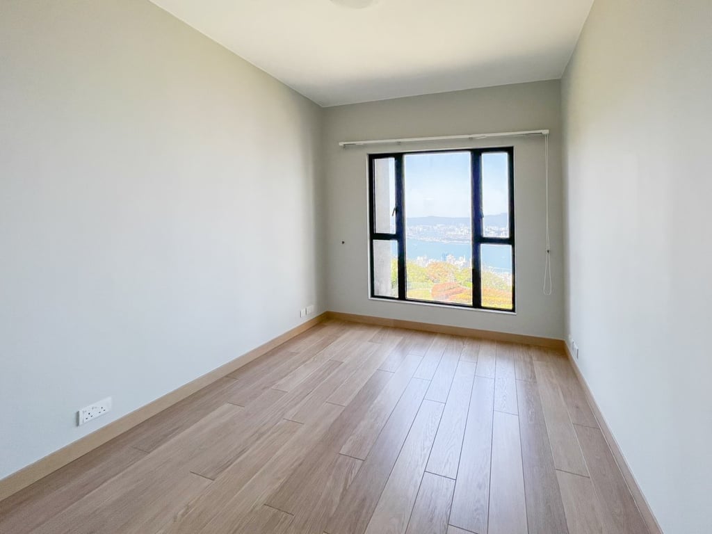 https://img.propertyraptor.com/cdn-cgi/imagedelivery/KD5bF_AFL0JDTbKLWF7z9g/ap8/ap8_001/hornet/prp/img/d27daef50e8c47104080a116c5c2f46a.jpg/public