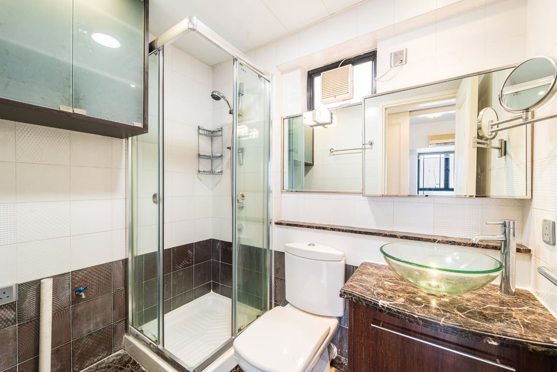 https://img.propertyraptor.com/cdn-cgi/imagedelivery/KD5bF_AFL0JDTbKLWF7z9g/ap8/ap8_001/hornet/prp/img/d2a69d68c71492eef4f8dd39a2e41daa-wtm.jpg/public