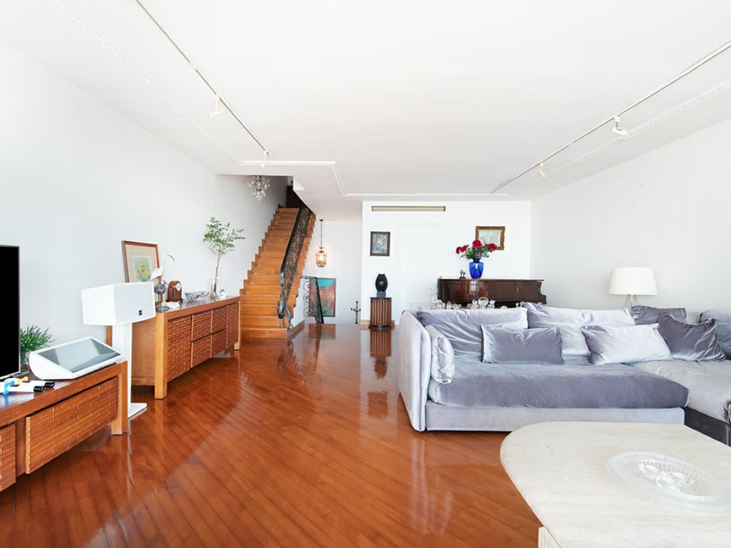 https://img.propertyraptor.com/cdn-cgi/imagedelivery/KD5bF_AFL0JDTbKLWF7z9g/ap8/ap8_001/hornet/prp/img/d2b5c1ff915c60c297110094ee942022.jpg/public