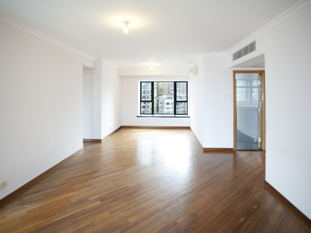 https://img.propertyraptor.com/cdn-cgi/imagedelivery/KD5bF_AFL0JDTbKLWF7z9g/ap8/ap8_001/hornet/prp/img/d2f1c401608ab97ac01ae32a3ebe38f2.jpg/public