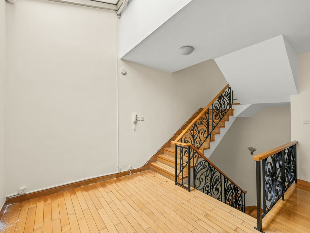 https://img.propertyraptor.com/cdn-cgi/imagedelivery/KD5bF_AFL0JDTbKLWF7z9g/ap8/ap8_001/hornet/prp/img/d30b0c29b6bd05b0fd466932484717be.jpg/public